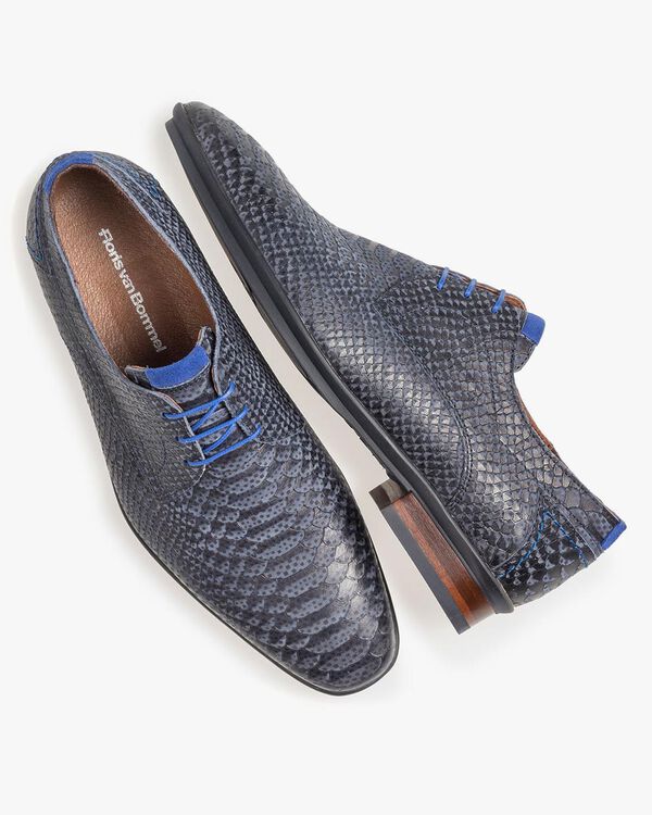 Donkerblauwe nubuckleren veterschoen met snakeprint