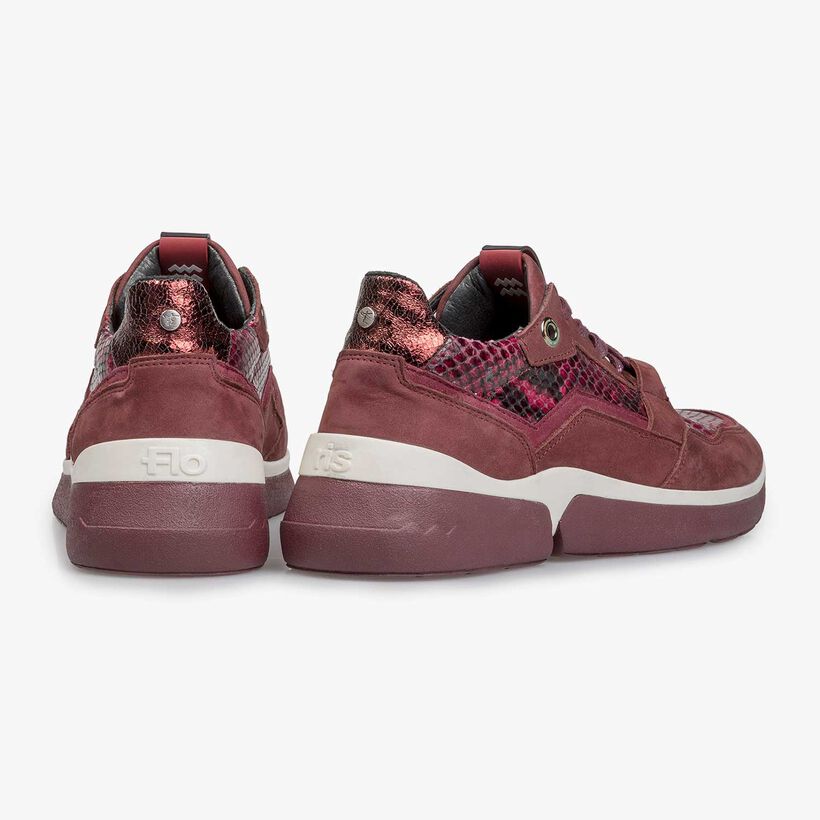 Bordeauxrode su&egrave;de sneaker met snakeprint