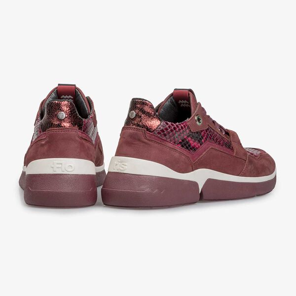 Bordeauxrode su&egrave;de sneaker met snakeprint
