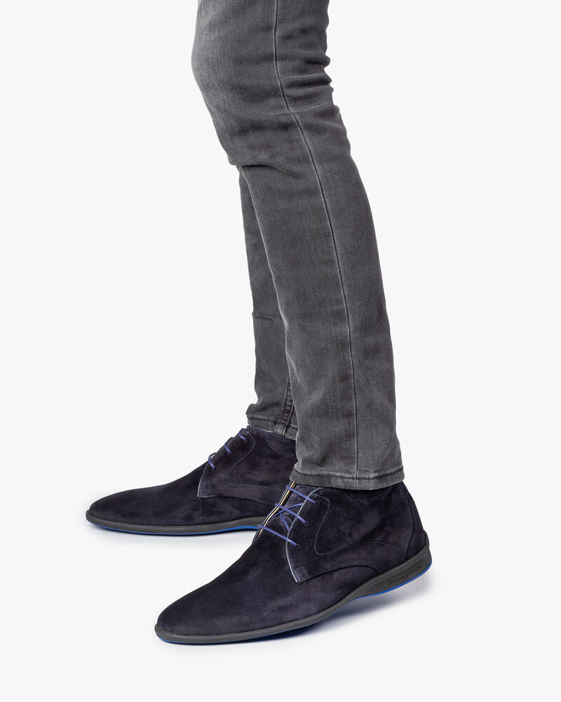 Donkerblauwe su&egrave;de veterboot
