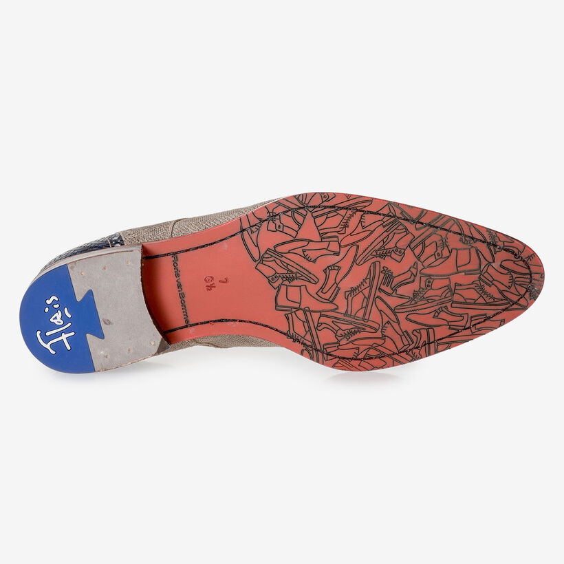Beige su&egrave;de veterschoen met blauwe print