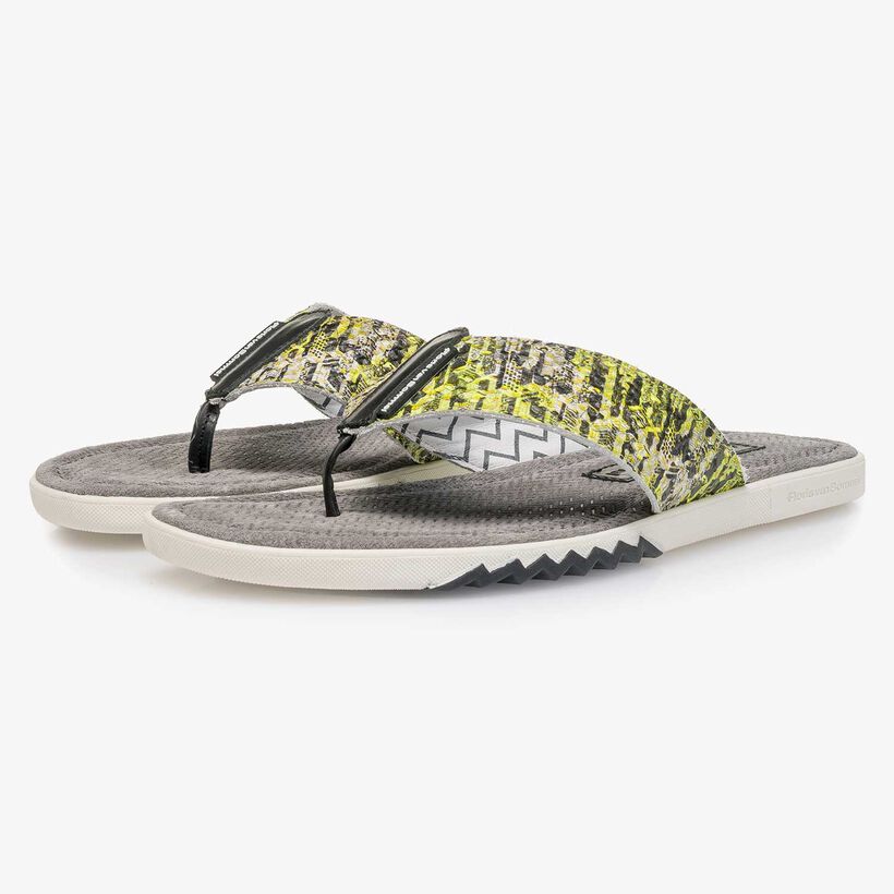Gele leren teenslipper met snakeprint