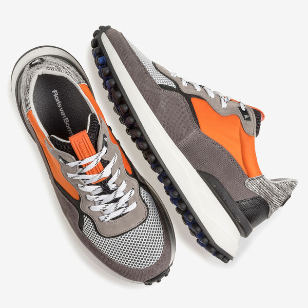 Grijze su&egrave;de sneaker met oranje details