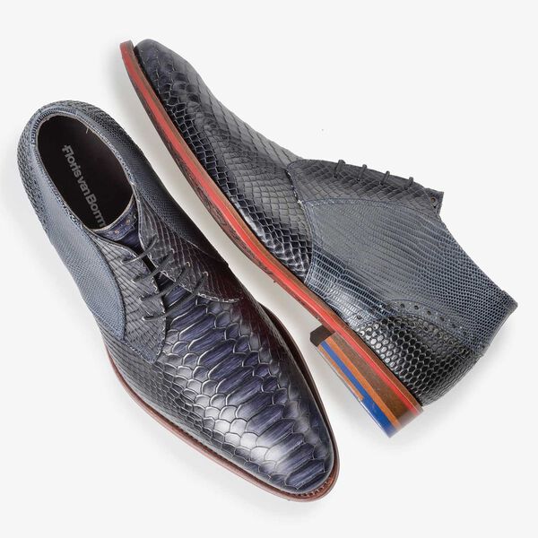Halfhoge blauwe leren veterschoen met snakeprint