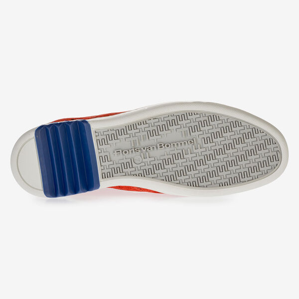 Rode su&egrave;de sneaker met zwarte print