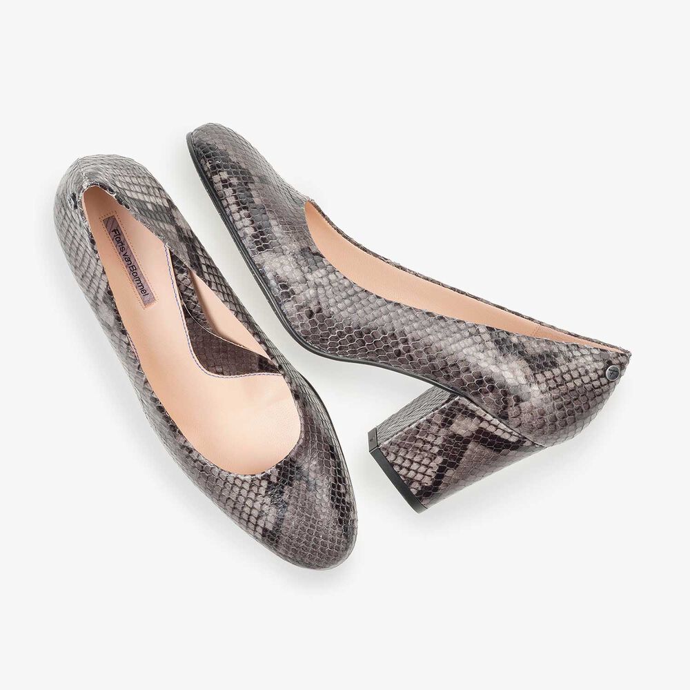 Grijze leren pump met snakeprint