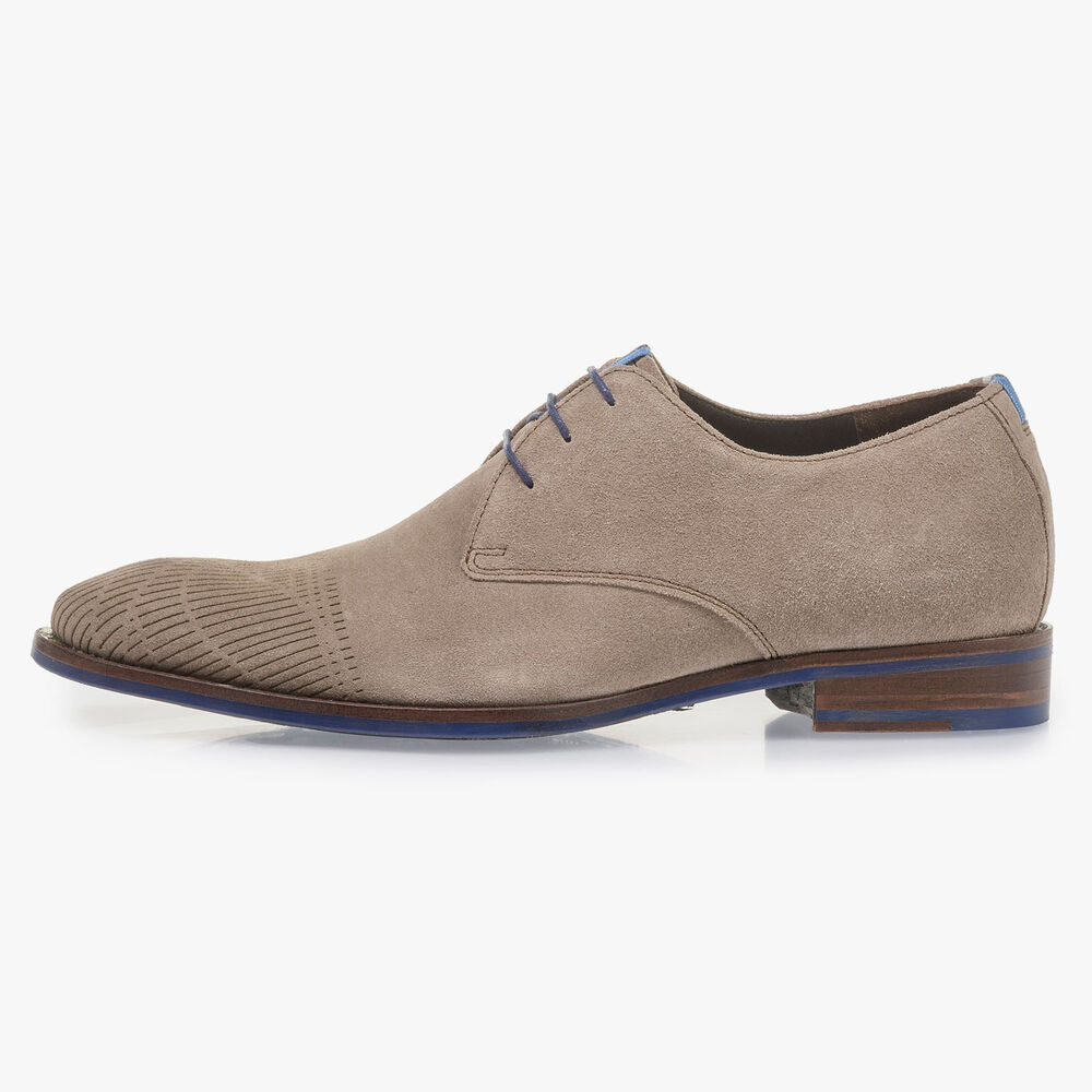 Beige su&egrave;de veterschoen met laserprint