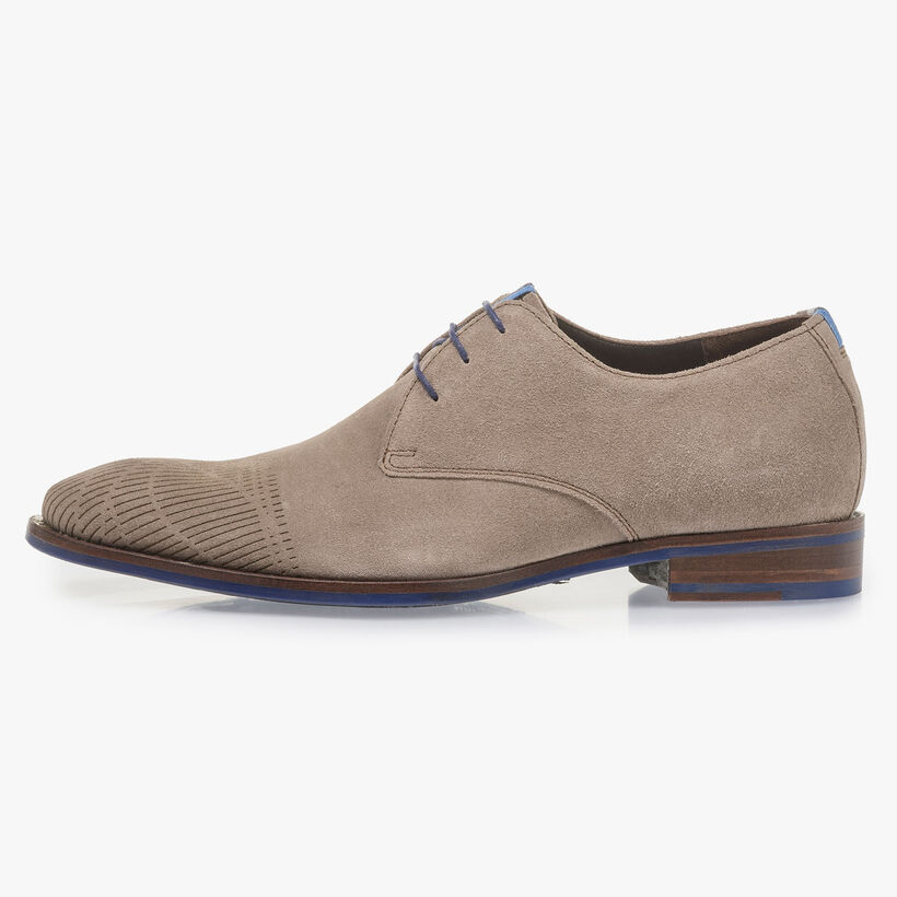 Beige su&egrave;de veterschoen met laserprint