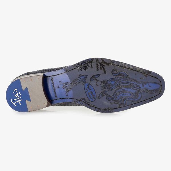 Blauwe nubuckleren veterschoen met crocoprint
