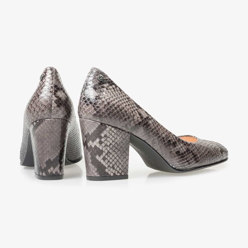 Grijze leren pump met snakeprint