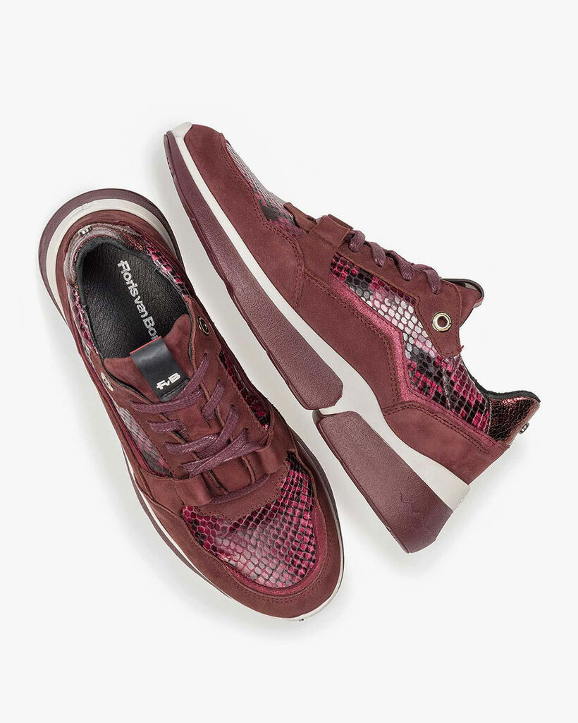 Bordeauxrode su&egrave;de sneaker met snakeprint
