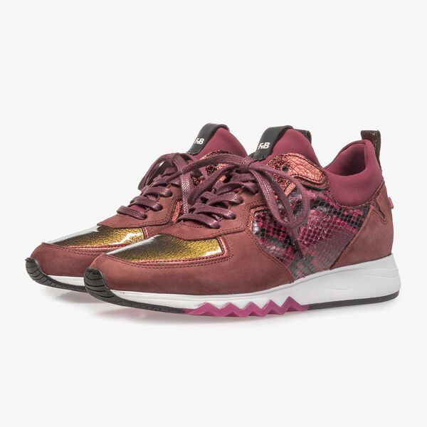 Rode su&egrave;de sneaker met snakeprint