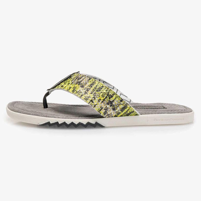 Gele leren teenslipper met snakeprint