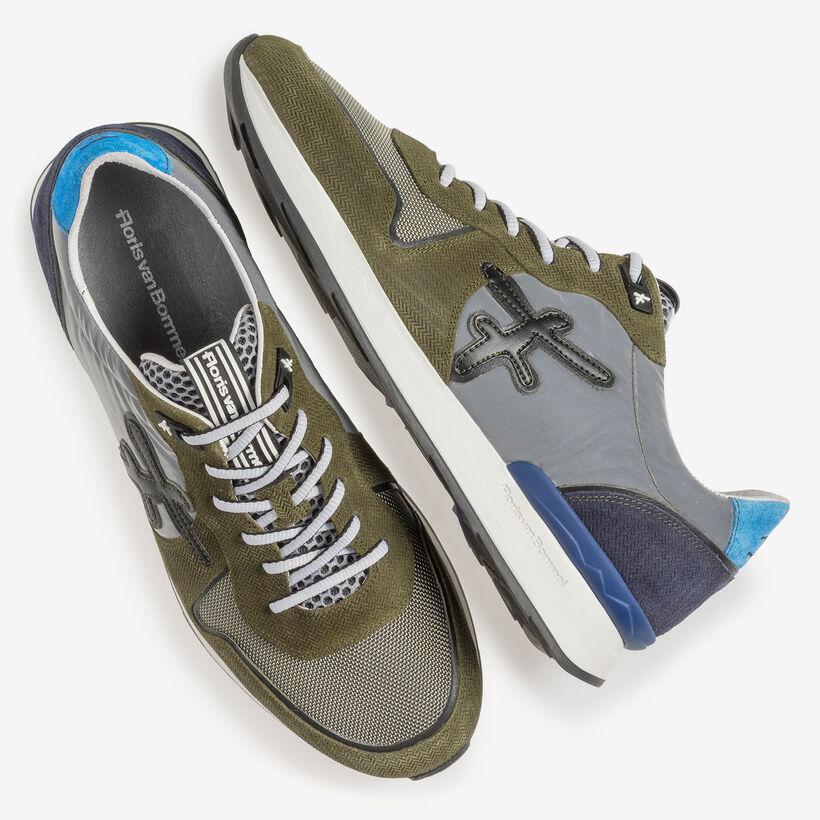 Olijfgroene su&egrave;de sneaker met print