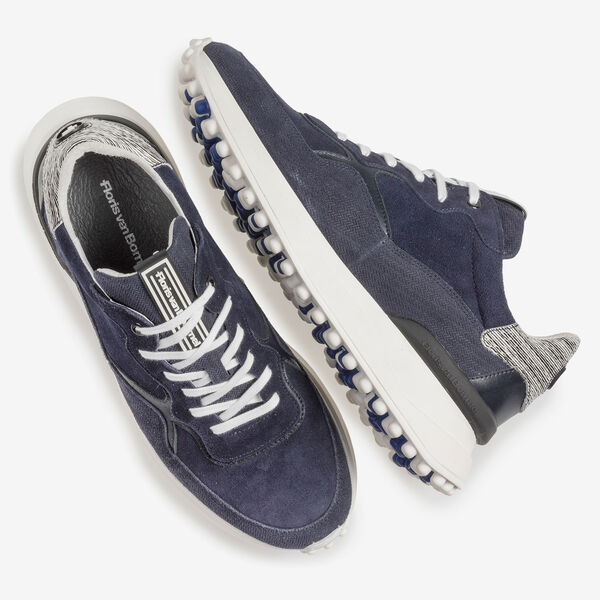 Blauwe su&egrave;de sneaker met print