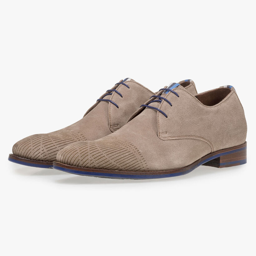 Beige su&egrave;de veterschoen met laserprint