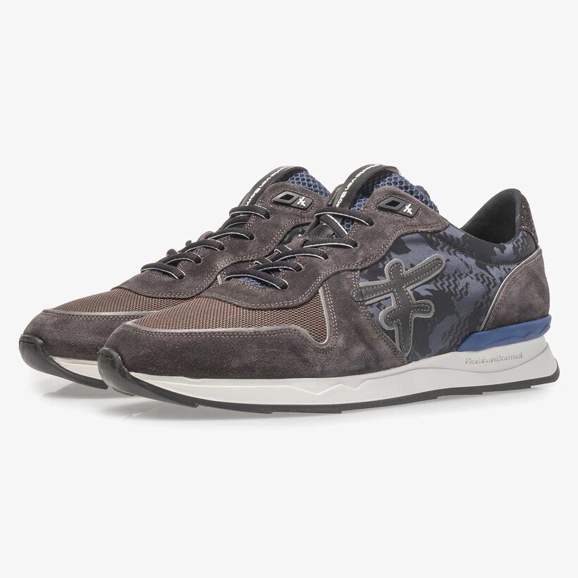 Donkergrijze su&egrave;de sneaker met print