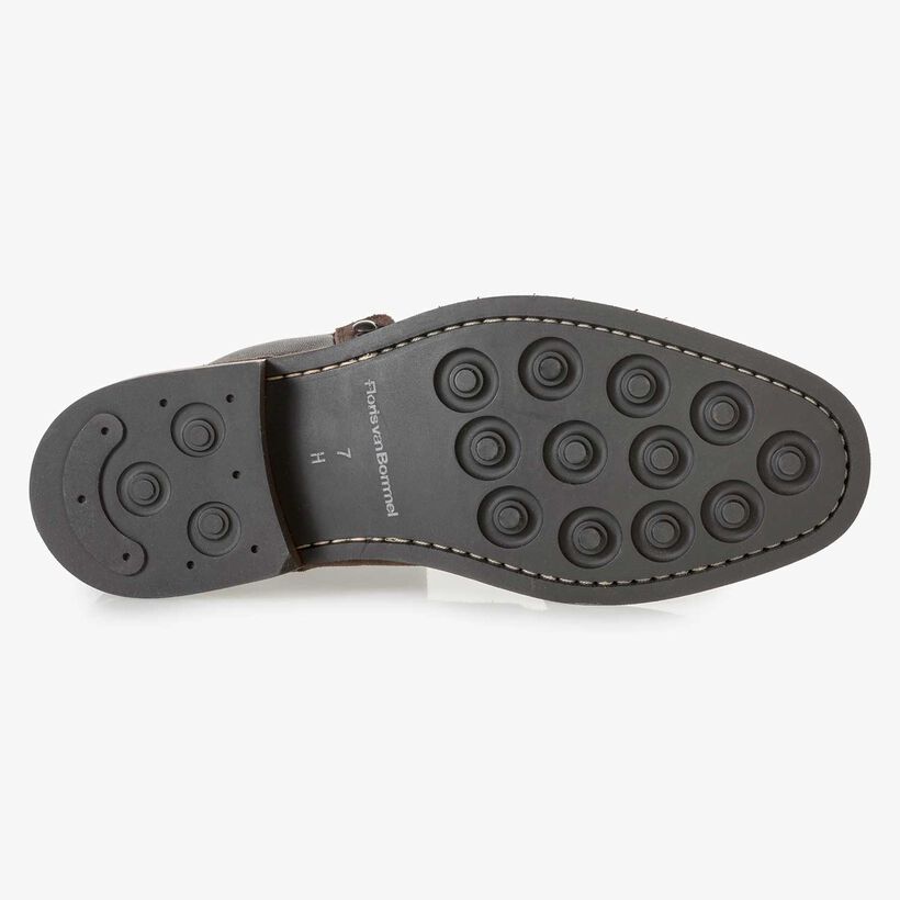 Donkerbruine su&egrave;de veterboot