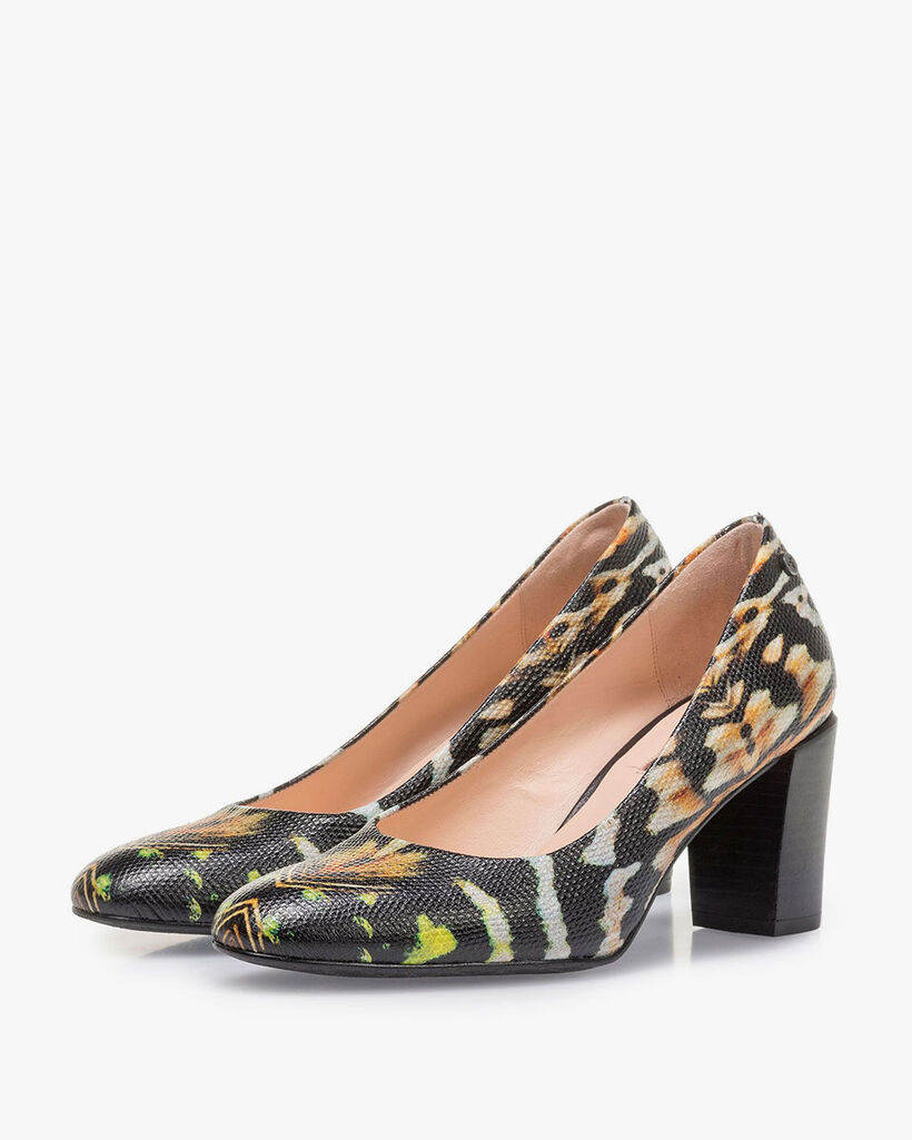 Black leather pumps print