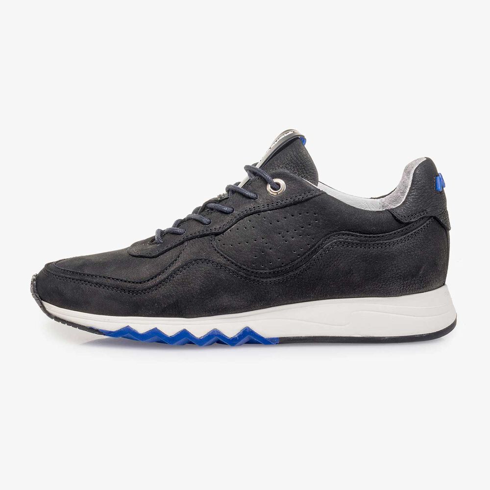 Zwarte nubuckleren sneaker met structuur