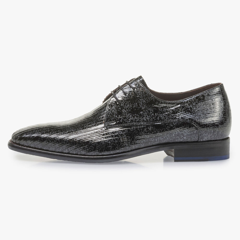 Zwarte lakleren veterschoen met metallicprint