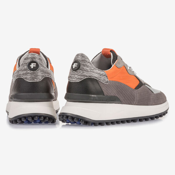 Grijze su&egrave;de sneaker met oranje details