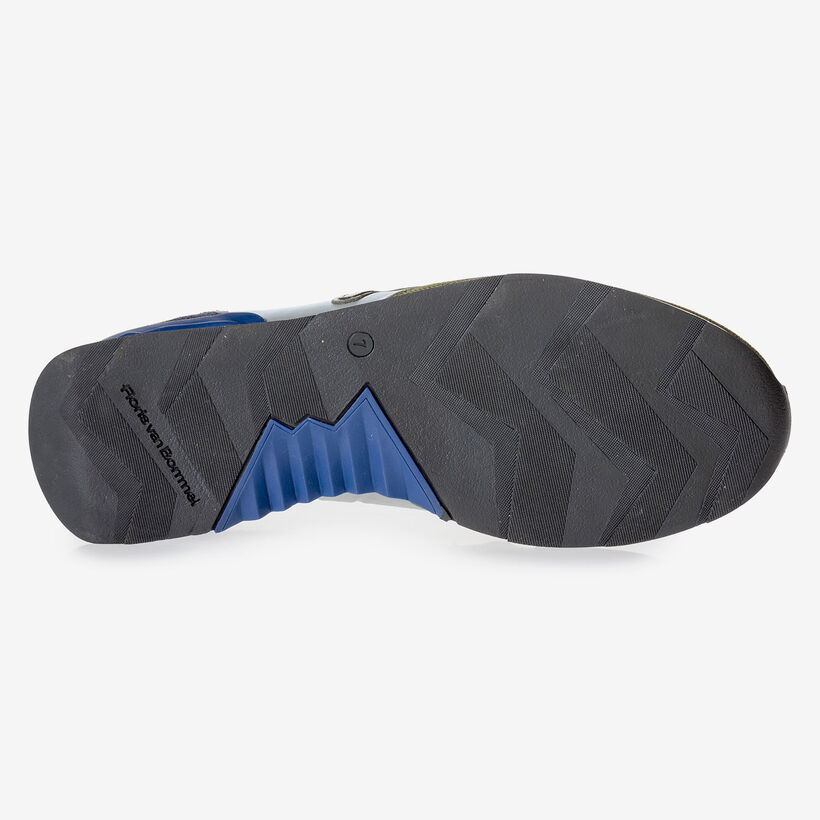 Olijfgroene su&egrave;de sneaker met print