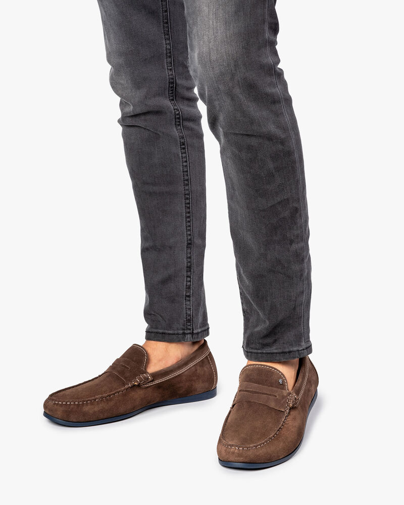 Su&egrave;de loafer taupekleurig