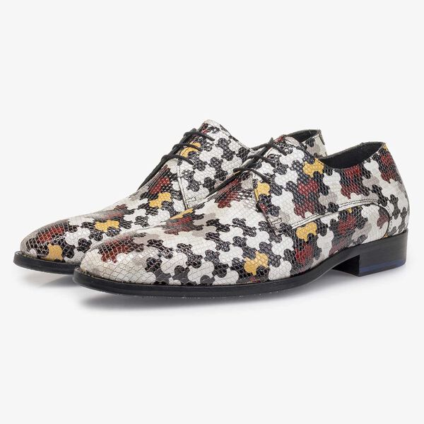 Witte kalfsleren veterschoen met multicolor print