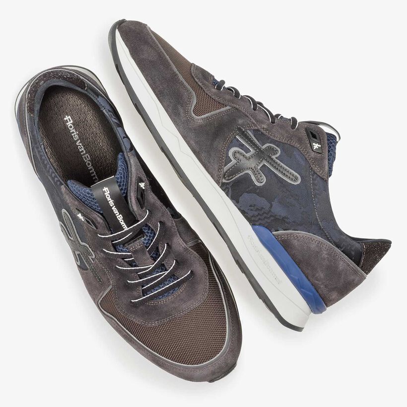 Donkergrijze su&egrave;de sneaker met print