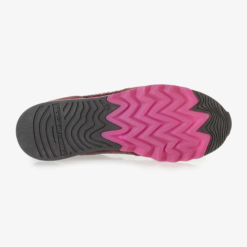 Rode su&egrave;de sneaker met snakeprint