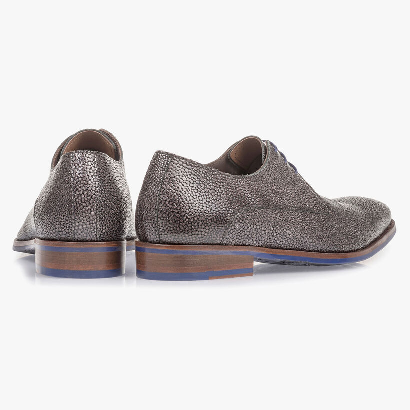 Grijze veterschoen met metallicprint