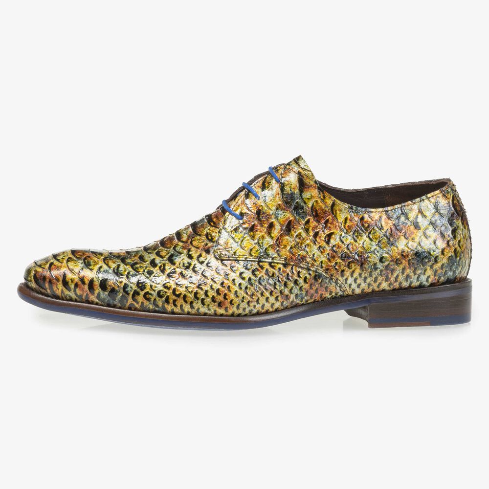 Geel/bruine lakleren veterschoen met snakeprint