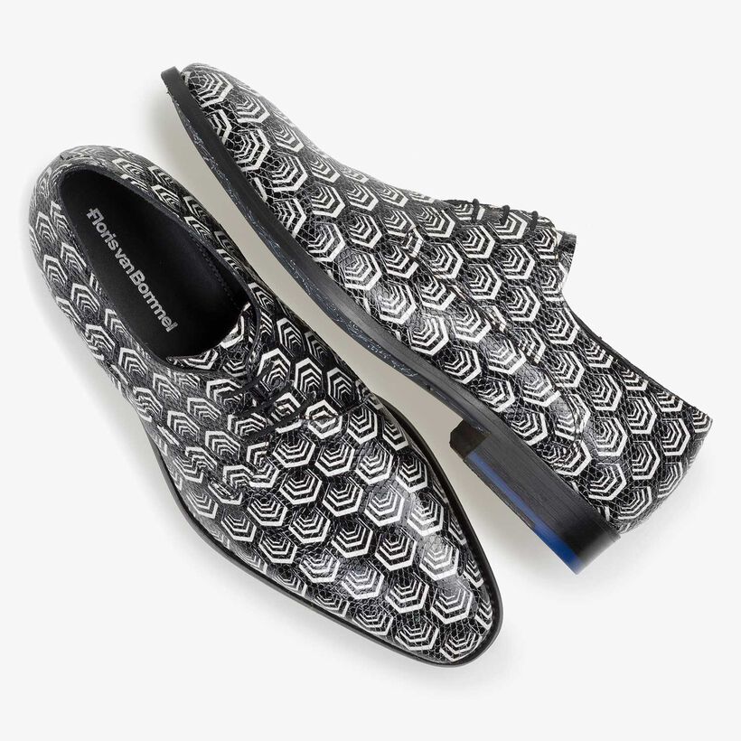 Witte kalfsleren veterschoen met zwarte print