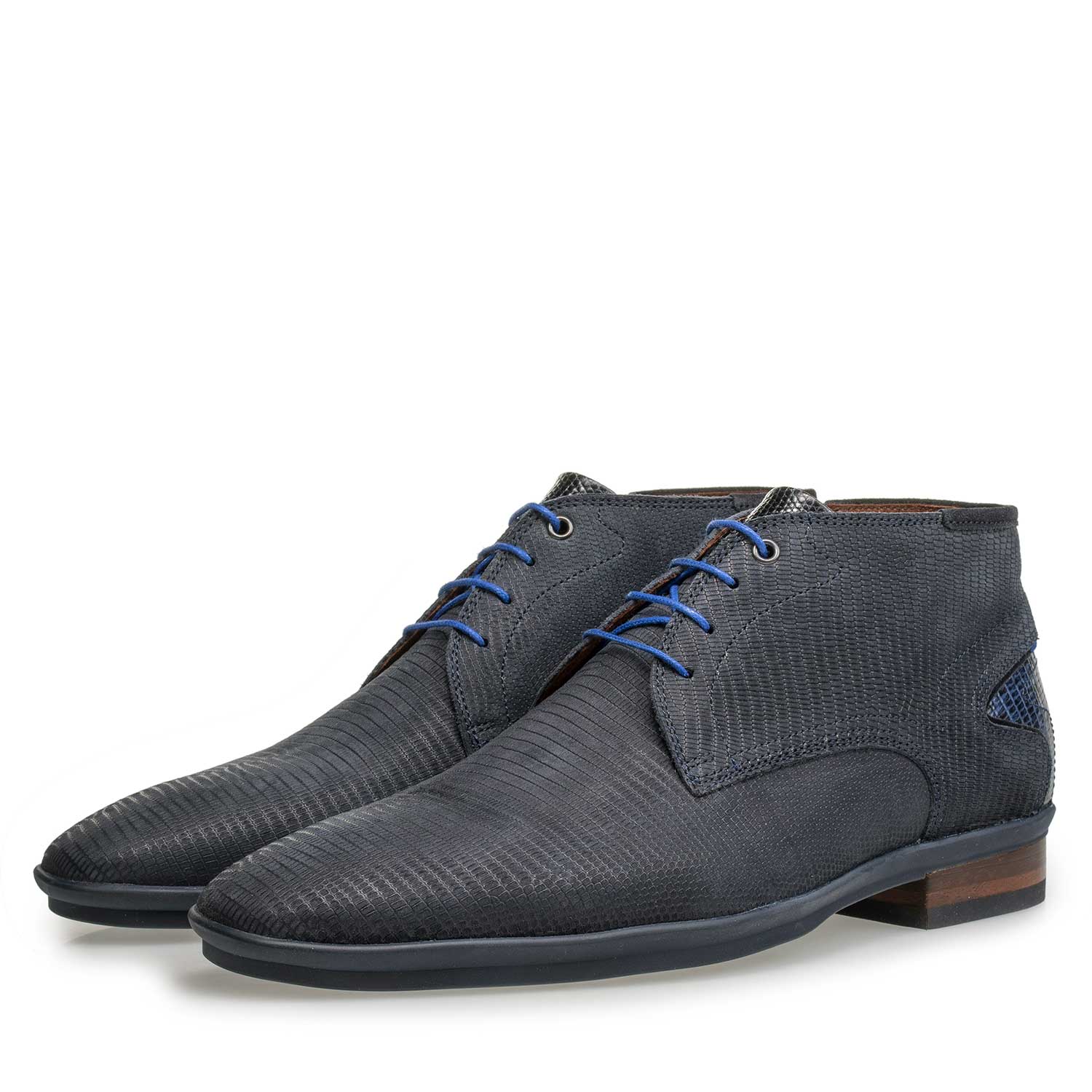 10131/02 - Blauwe nubuckleren veterschoen met print 10131/02 - Blauwe nubuckleren veterschoen met print