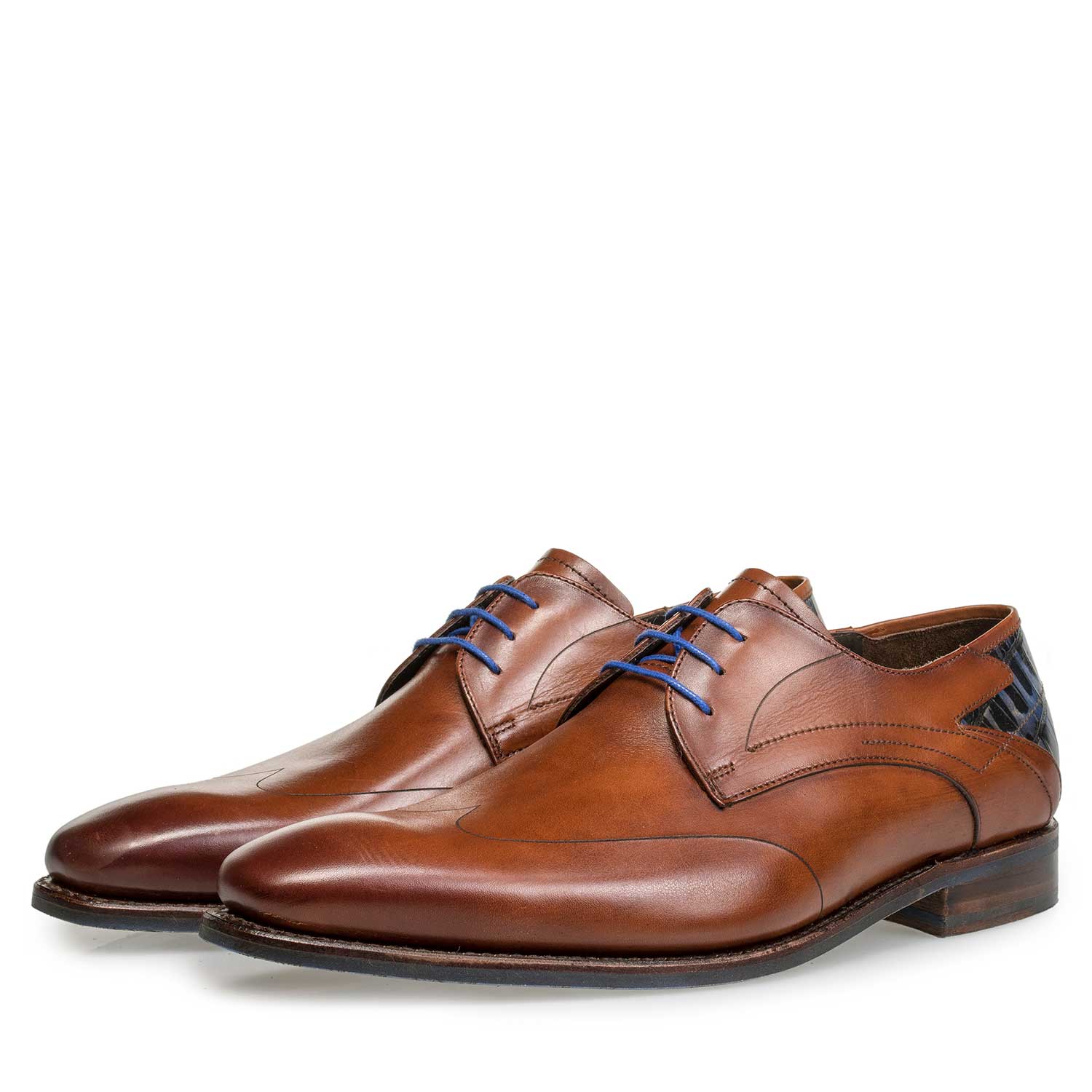 18074/00 - Cognac veterschoen met croco reliëf 18074/00 - Cognac veterschoen met croco reliëf