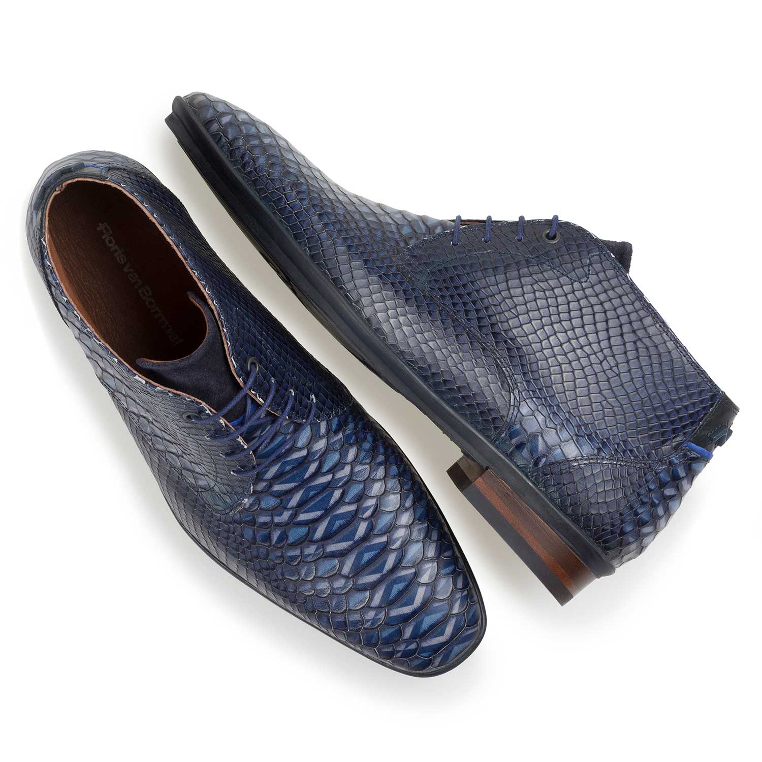 10475/02 - Blauwe kalfsleren veterschoen met snakeprint 10475/02 - Blauwe kalfsleren veterschoen met snakeprint