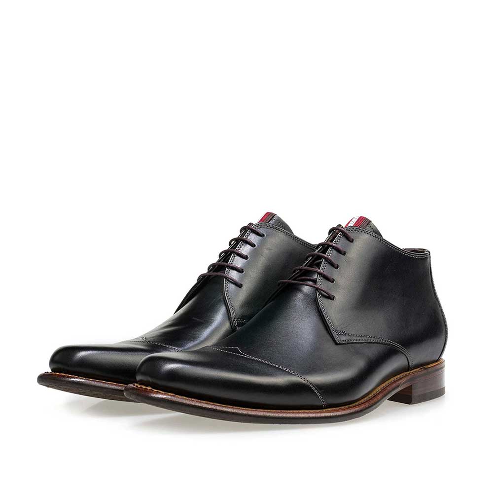 10077/00 - Black mid-high leather lace boot 10077/00 - Black mid-high leather lace boot