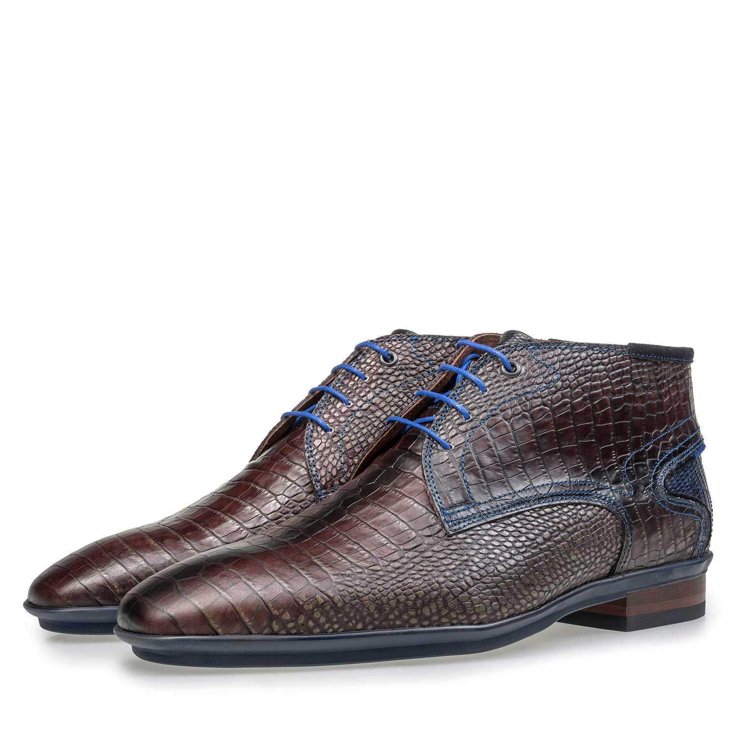 10131/09 - Donkerbruine kalfsleren veterboot met crocoprint 10131/09 - Donkerbruine kalfsleren veterboot met crocoprint