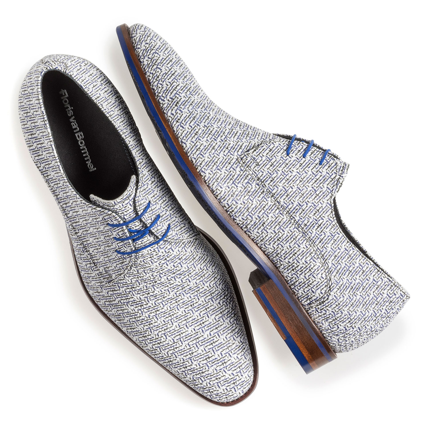 18346/00 - Witte leren veterschoen met blauwe print 18346/00 - Witte leren veterschoen met blauwe print