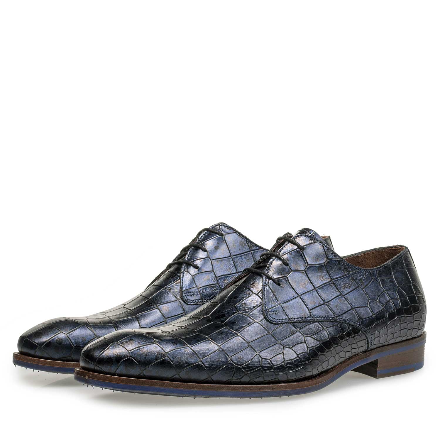 18067/02 - Blauwe kalfsleren veterschoen met crocoprint 18067/02 - Blauwe kalfsleren veterschoen met crocoprint
