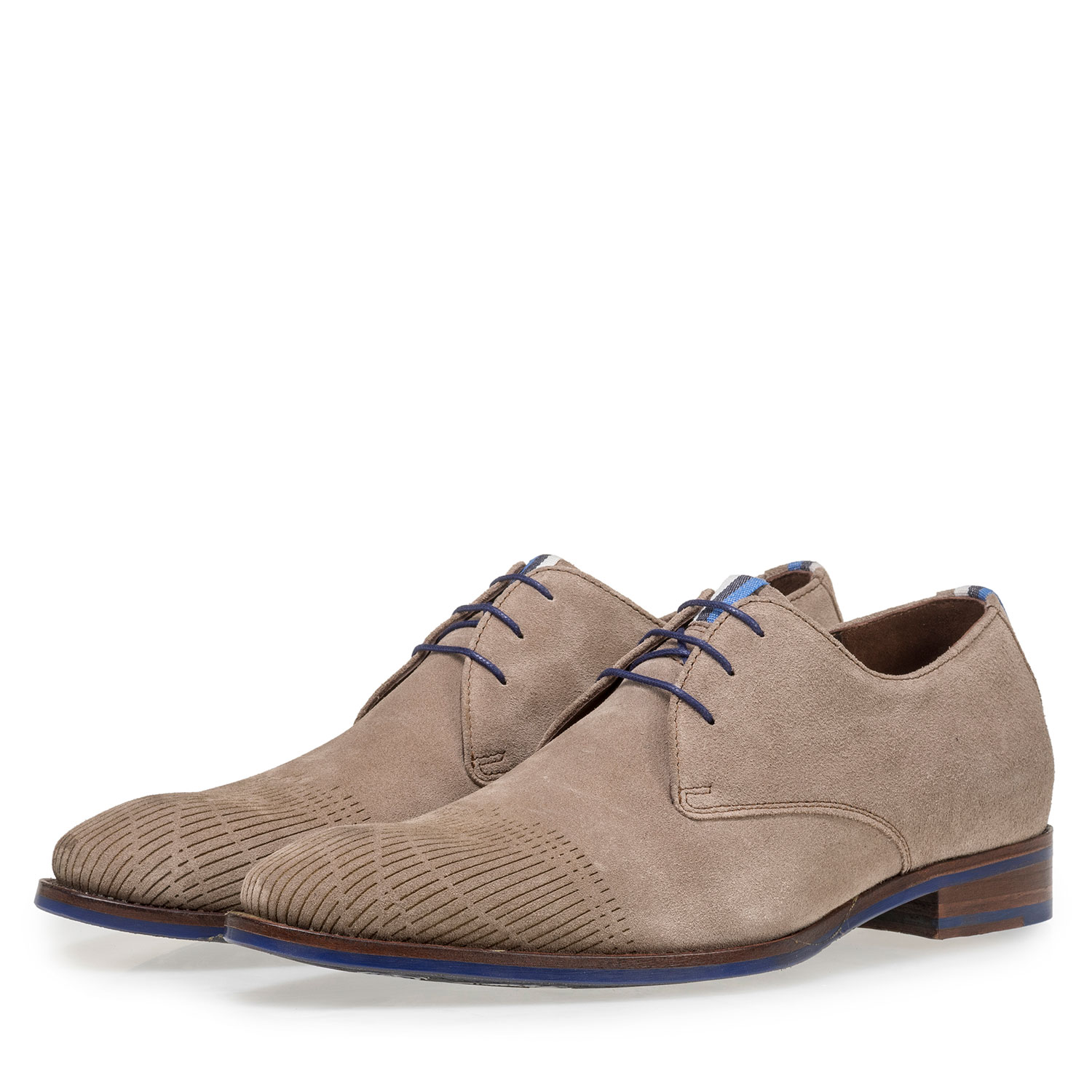 18276/04 - Beige suède veterschoen met laserprint 18276/04 - Beige suède veterschoen met laserprint