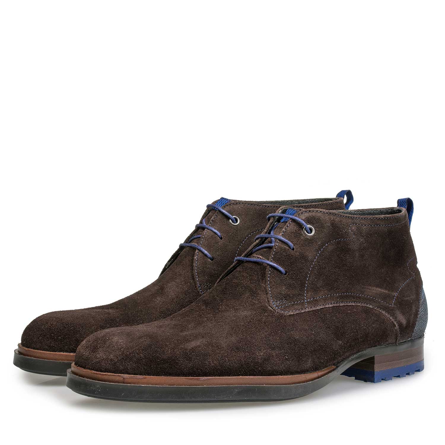 10947/11 - Donkerbruine veterboot van kalfssuède 10947/11 - Donkerbruine veterboot van kalfssuède