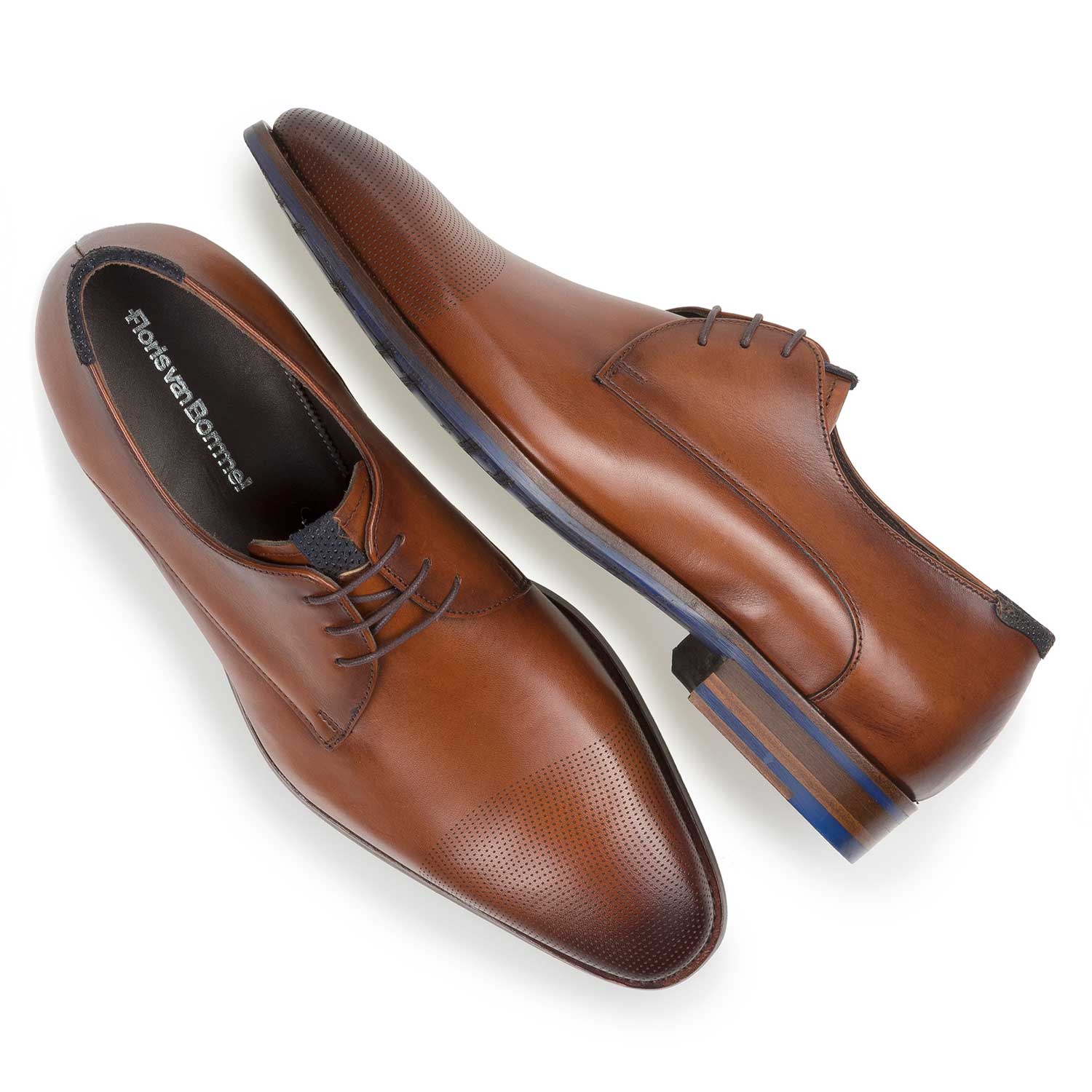 18088/00 - Kalfsleren veterschoen cognac met lasering 18088/00 - Kalfsleren veterschoen cognac met lasering