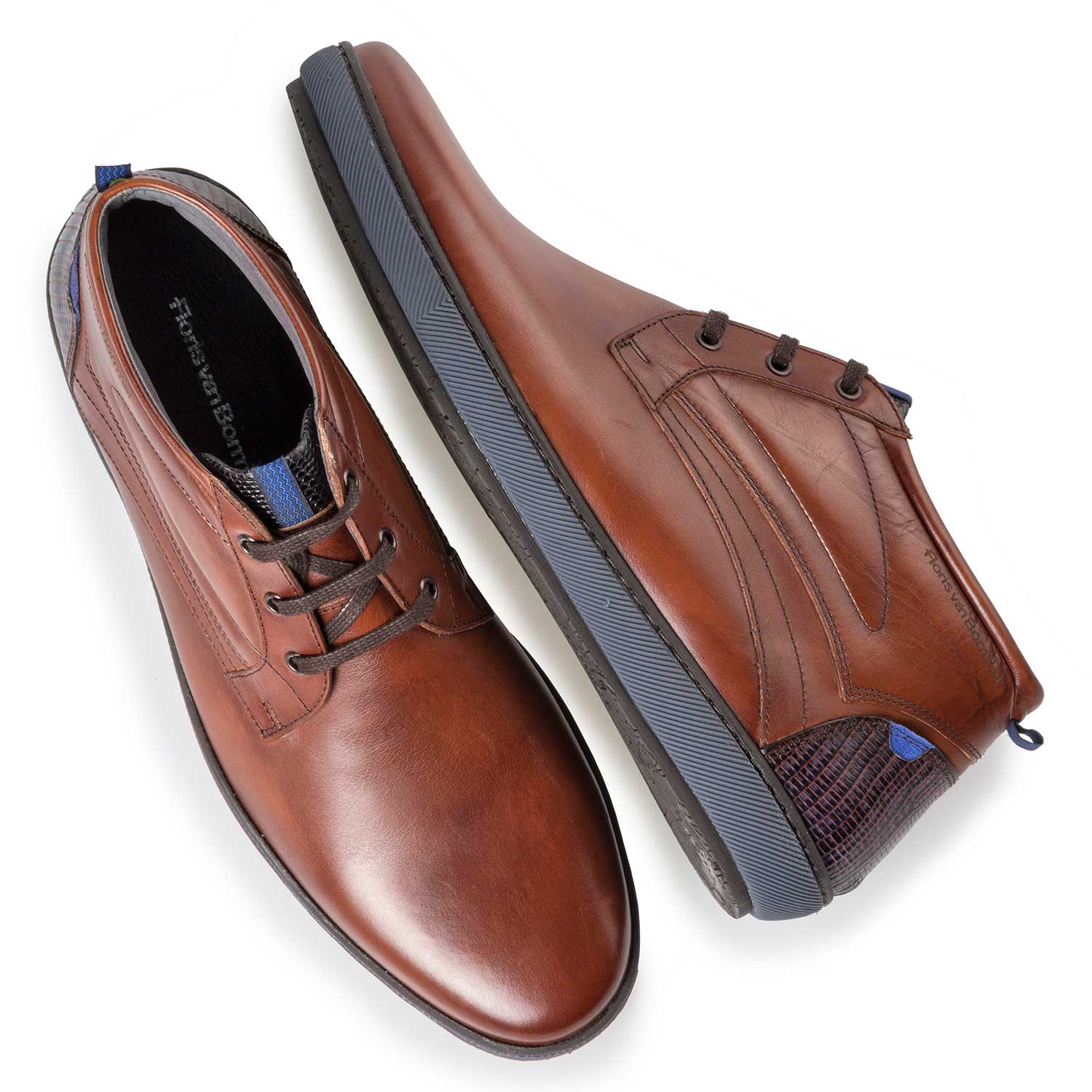 10074/03 - Halfhoge veterboot van donker cognac kalfsleer 10074/03 - Halfhoge veterboot van donker cognac kalfsleer