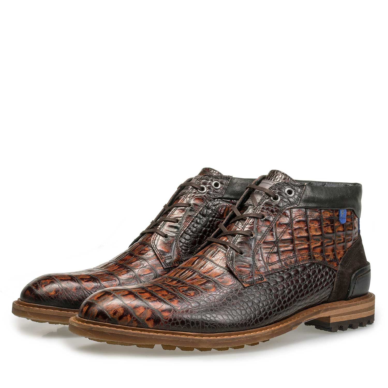 10228/12 - Halfhoge bruine leren veterboot met crocoprint 10228/12 - Halfhoge bruine leren veterboot met crocoprint