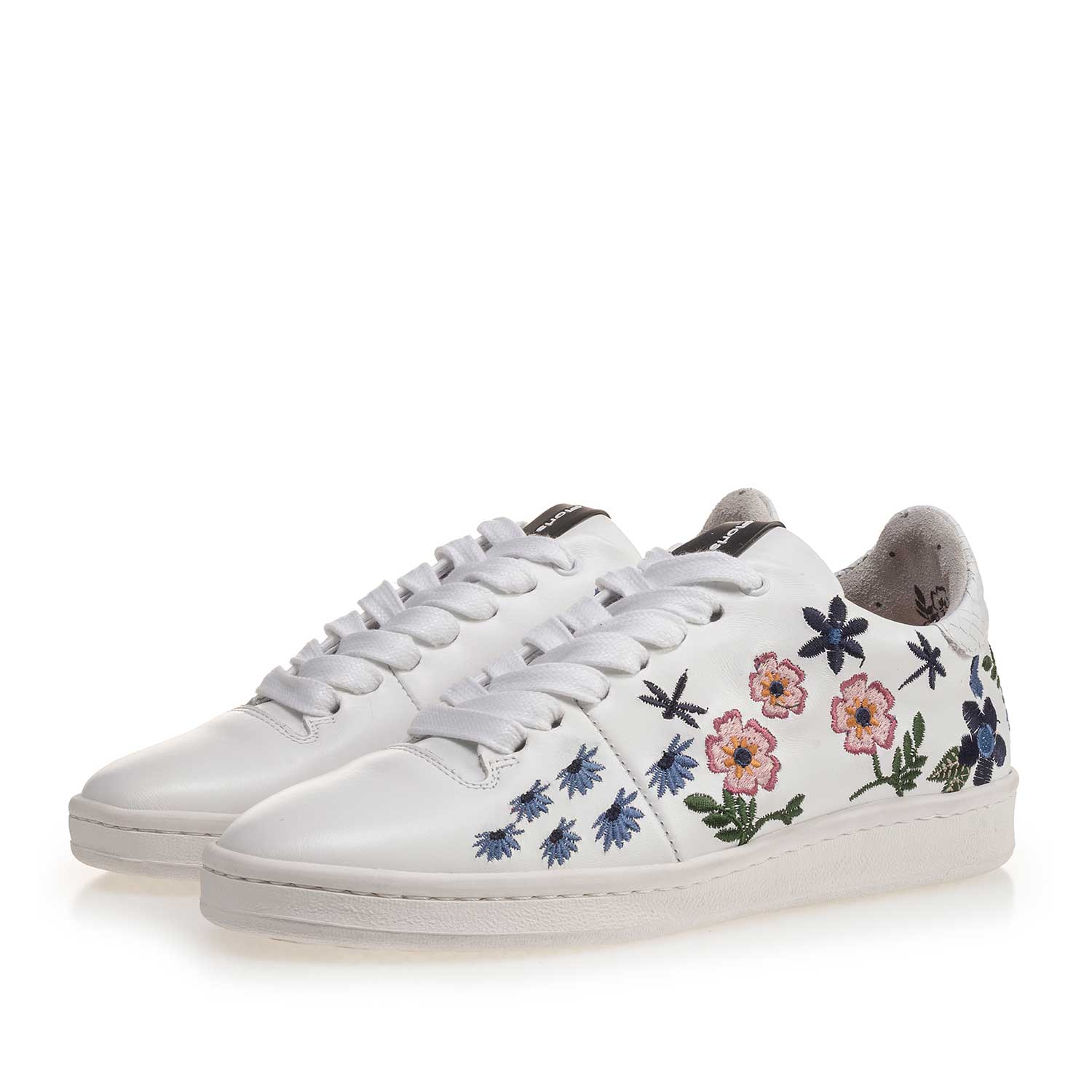 85235/04 - Witte leren sneaker met bloemen borduur 85235/04 - Witte leren sneaker met bloemen borduur