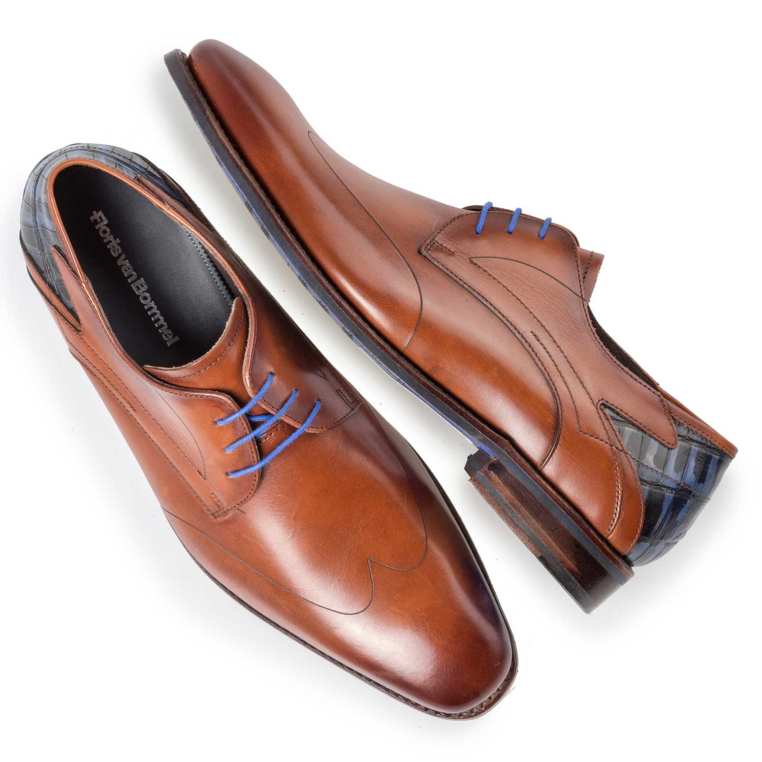 18074/00 - Cognac veterschoen met croco reliëf 18074/00 - Cognac veterschoen met croco reliëf