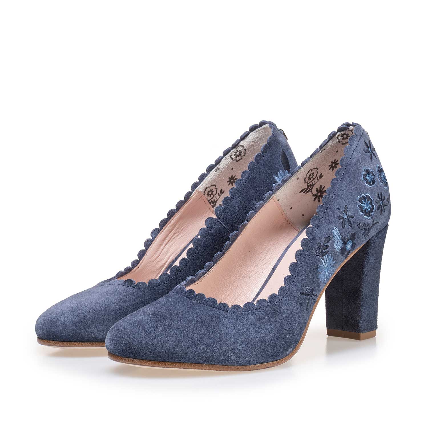 85238/00 - Blauwe suède pump met bloemen borduur 85238/00 - Blauwe suède pump met bloemen borduur