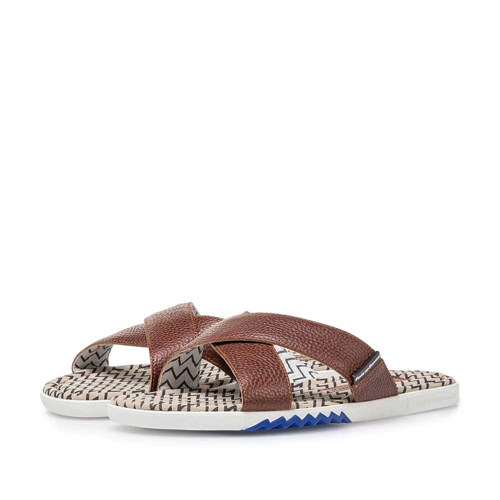 20200/10 - Kalfsleren kruisband slipper cognac met print 20200/10 - Kalfsleren kruisband slipper cognac met print